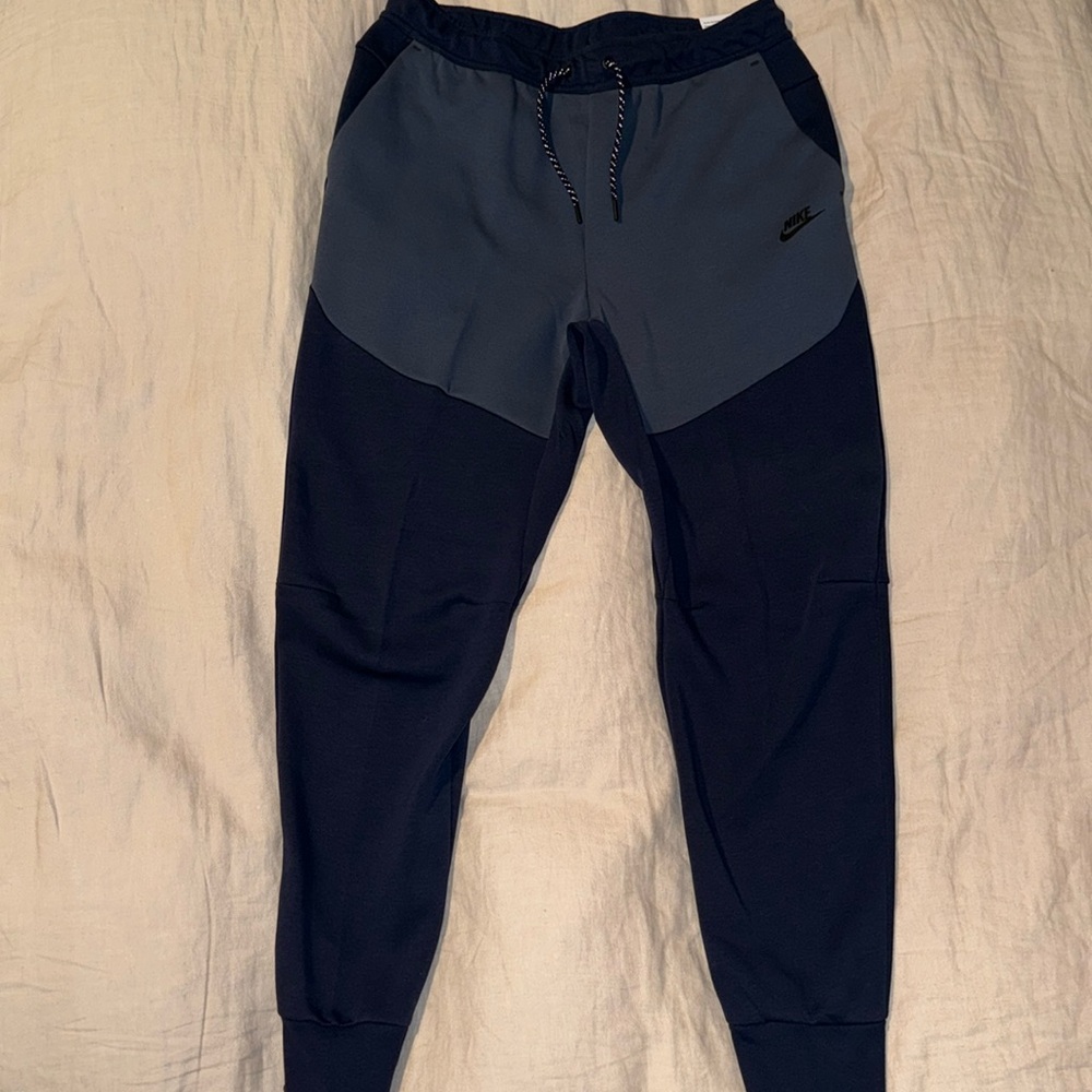 New with tags Nike Slim Fit Taper Leg Tech Fleece sweatpants blue size Large L